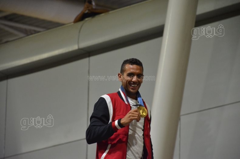 استقبال أحمد الجندي في مطار القاهرة بالشماريخ  (6)