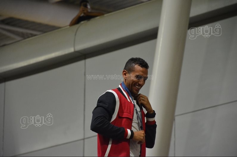 استقبال أحمد الجندي في مطار القاهرة بالشماريخ  (7)