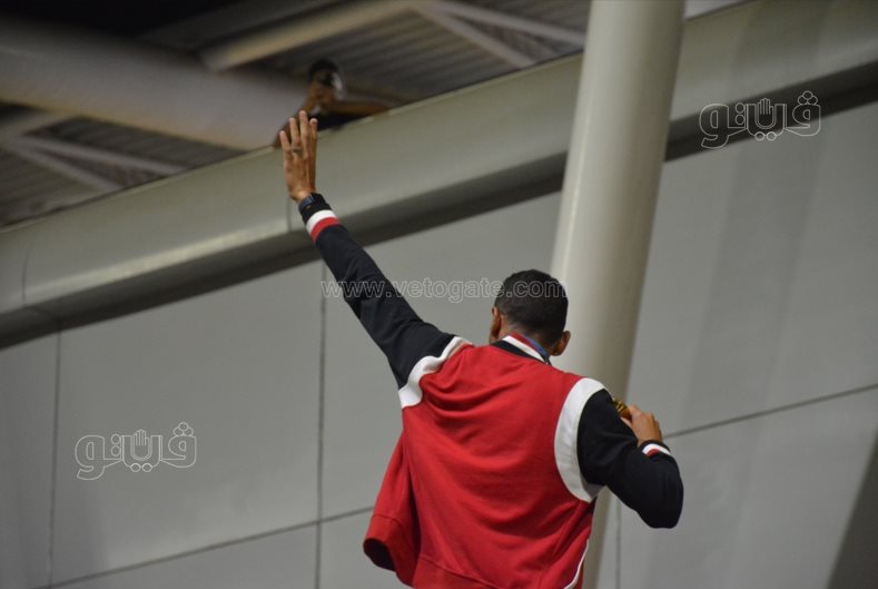 استقبال أحمد الجندي في مطار القاهرة بالشماريخ  (8)