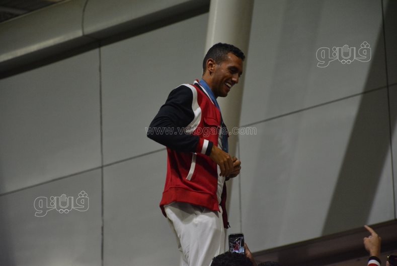 استقبال أحمد الجندي في مطار القاهرة بالشماريخ  (9)