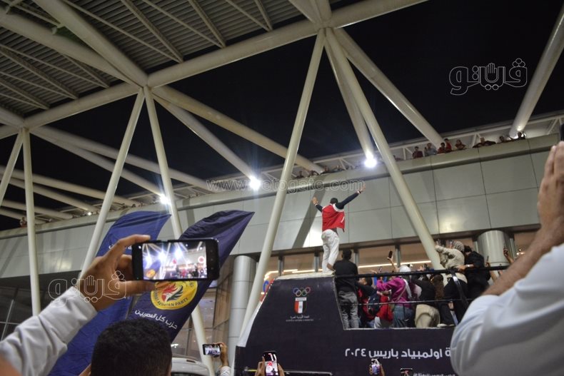 استقبال أحمد الجندي في مطار القاهرة بالشماريخ  (10)