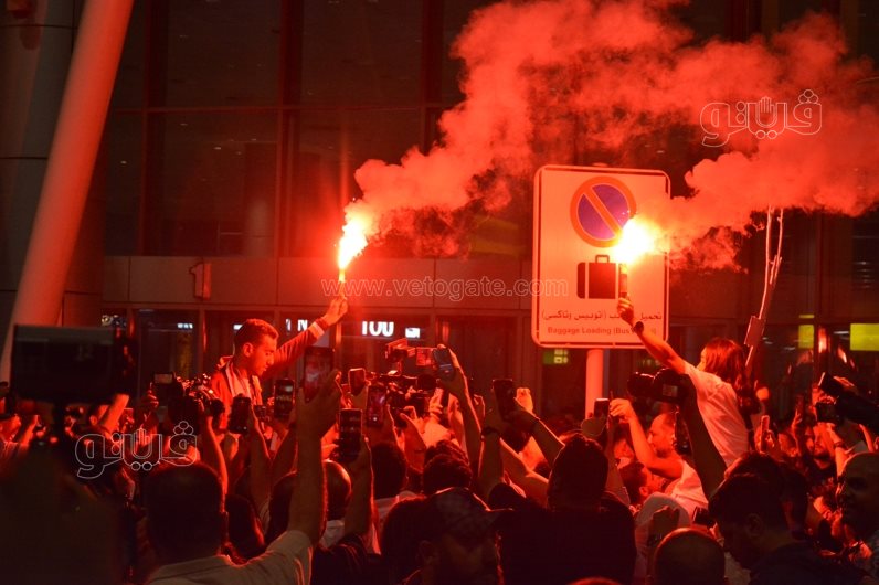 استقبال أحمد الجندي في مطار القاهرة بالشماريخ  (11)