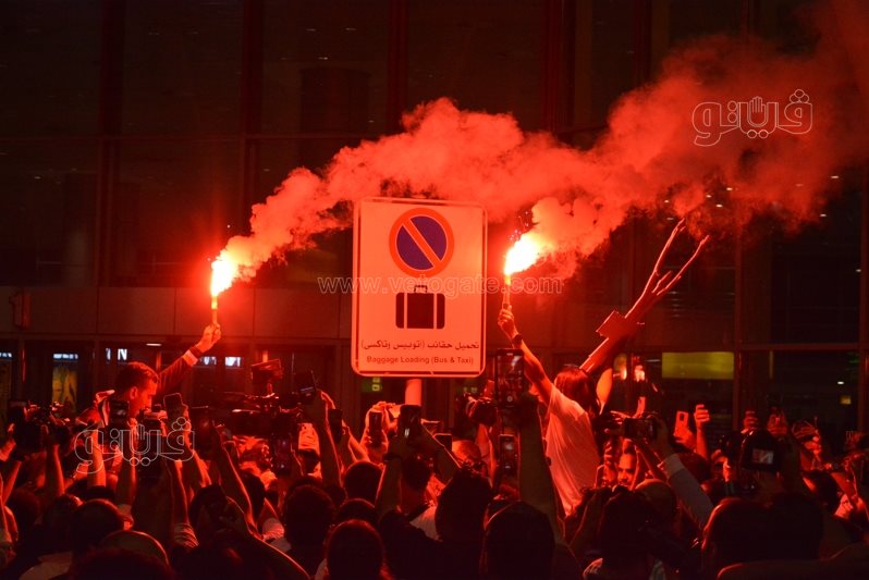 استقبال أحمد الجندي في مطار القاهرة بالشماريخ  (12)