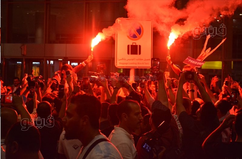 استقبال أحمد الجندي في مطار القاهرة بالشماريخ  (13)