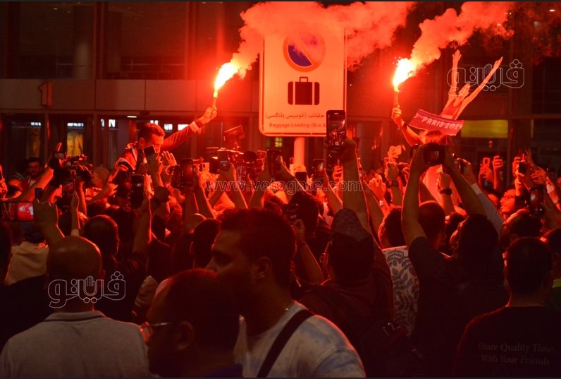 استقبال أحمد الجندي في مطار القاهرة بالشماريخ  (14)