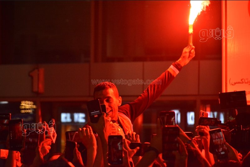 استقبال أحمد الجندي في مطار القاهرة بالشماريخ  (15)
