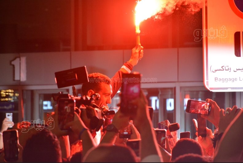 استقبال أحمد الجندي في مطار القاهرة بالشماريخ  (16)