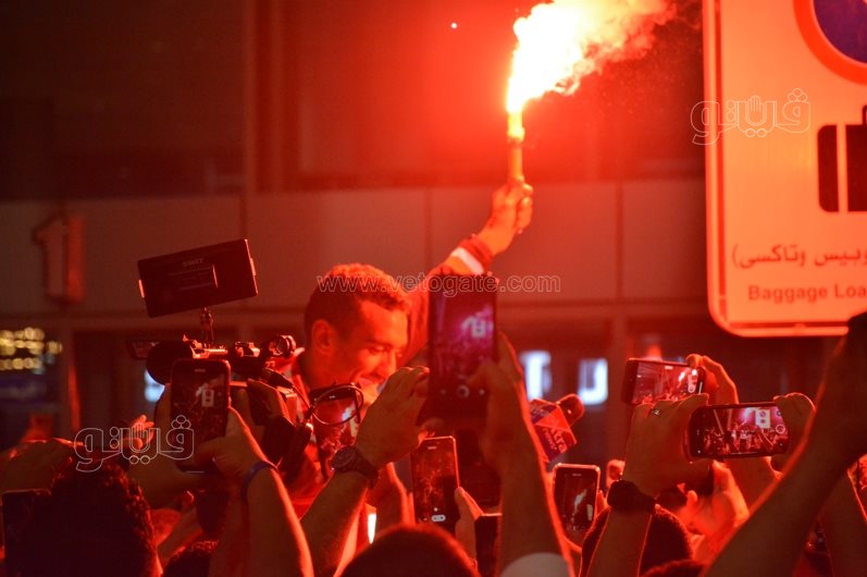 استقبال أحمد الجندي في مطار القاهرة بالشماريخ  (17)