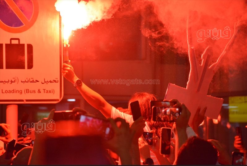 استقبال أحمد الجندي في مطار القاهرة بالشماريخ  (18)