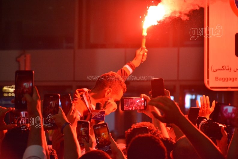 استقبال أحمد الجندي في مطار القاهرة بالشماريخ  (19)