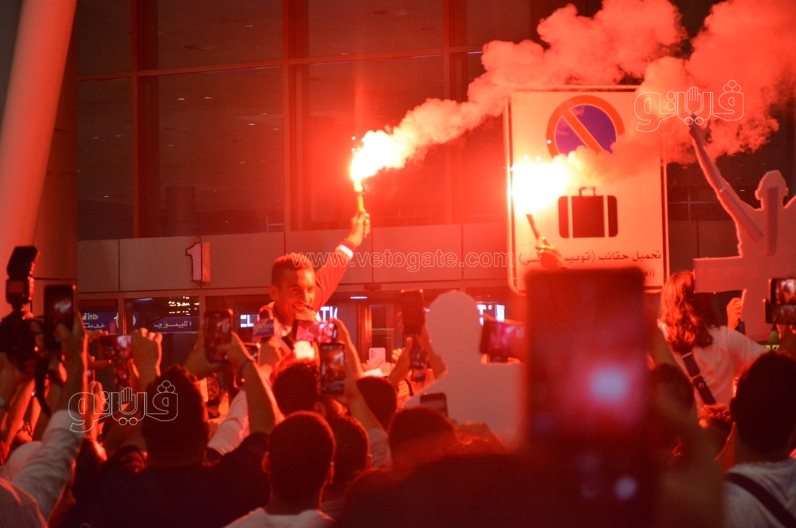 استقبال أحمد الجندي في مطار القاهرة بالشماريخ  (1)
