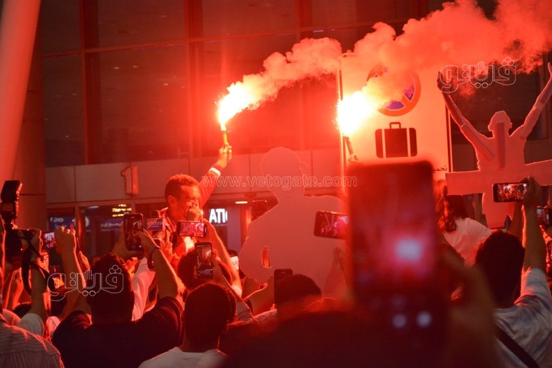 استقبال أحمد الجندي في مطار القاهرة بالشماريخ  (2)