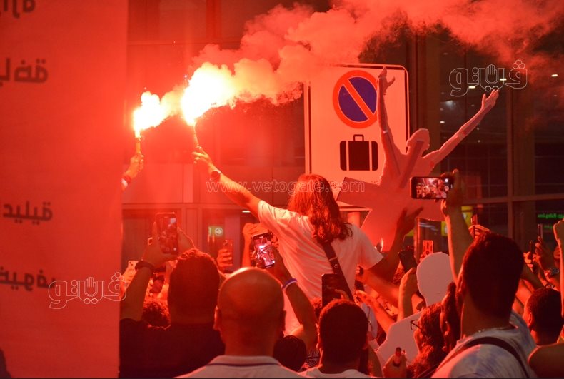 استقبال أحمد الجندي في مطار القاهرة بالشماريخ  (3)