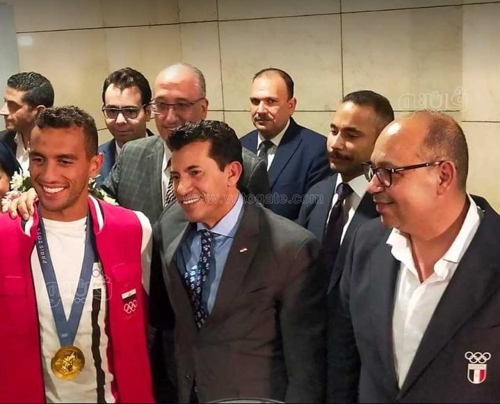 وزير الرياضة يستقبل أحمد الجندي وسارة سمير بالورد (3)