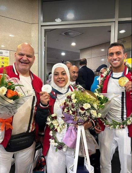 وزير الرياضة يستقبل أحمد الجندي وسارة سمير بالورد (4)