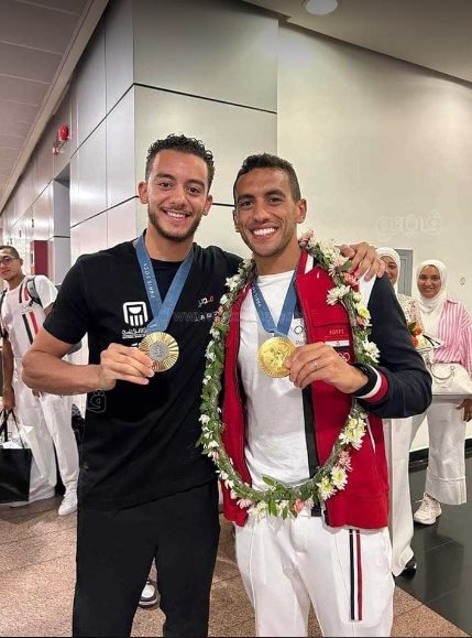 وزير الرياضة يستقبل أحمد الجندي وسارة سمير بالورد (5)