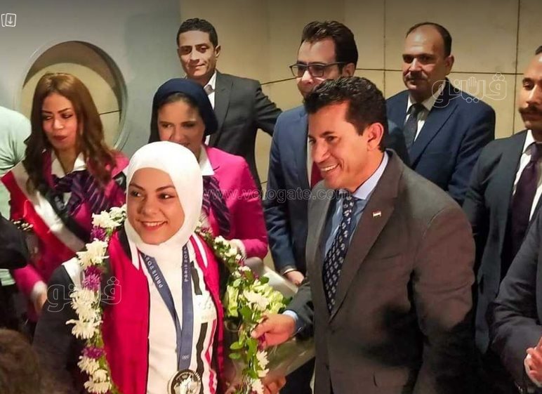 وزير الرياضة يستقبل أحمد الجندي وسارة سمير بالورد (1)