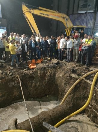 مياة أسيوط تفشل في إصلاح انفجار ماسورة رئيسية والمحافظ يفتح تحقيق (7)