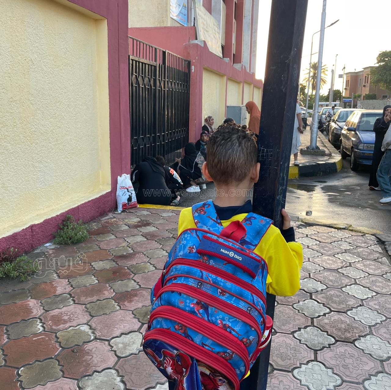 بدء توافد الطلاب على المدارس في أول أيام العام الدراسي الجديد (10)