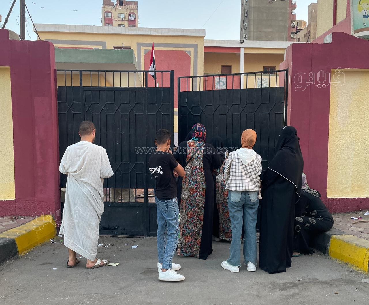 أولياء الأمور أمام المدارس (4)