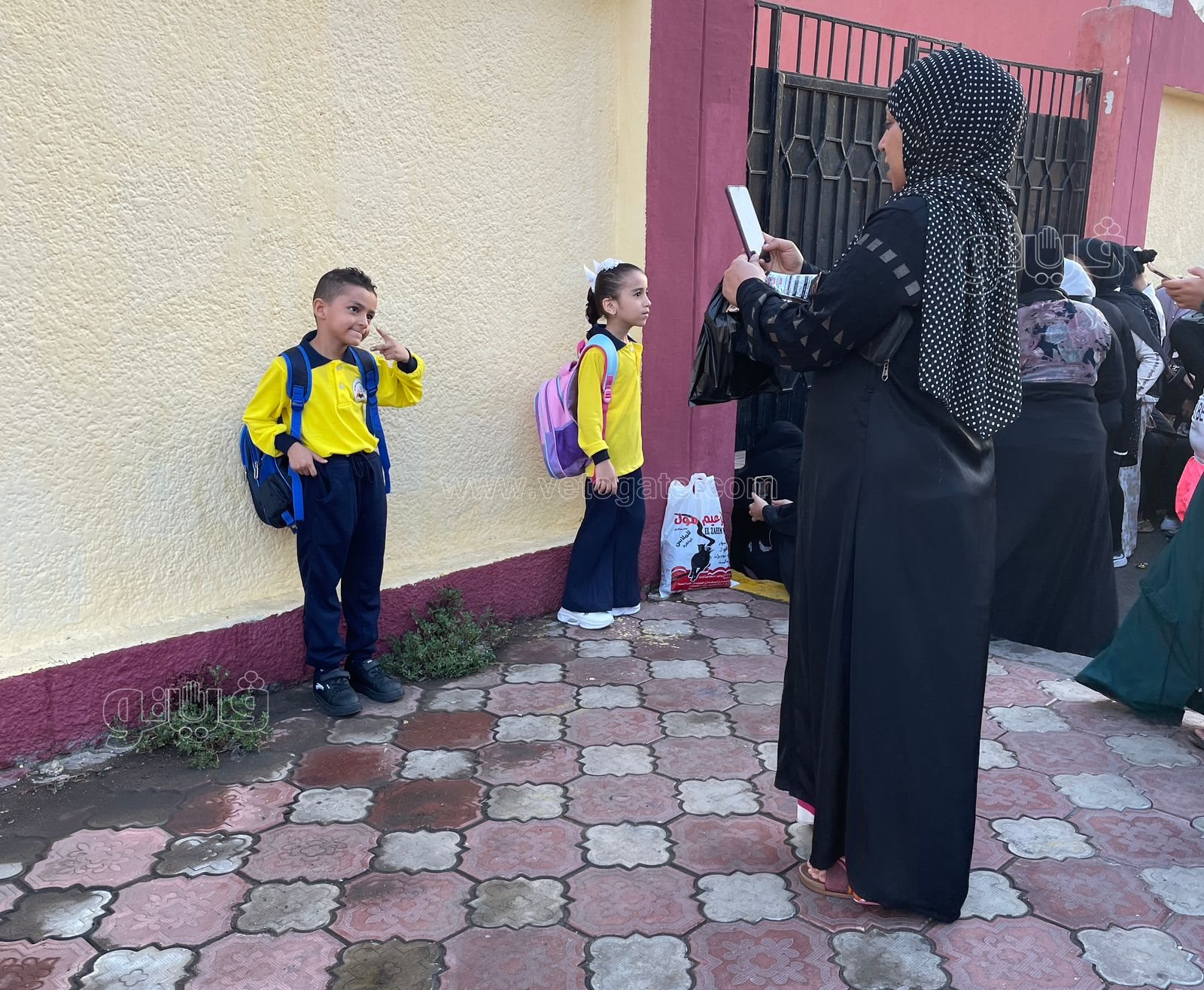 أولياء الأمور أمام المدارس (8)