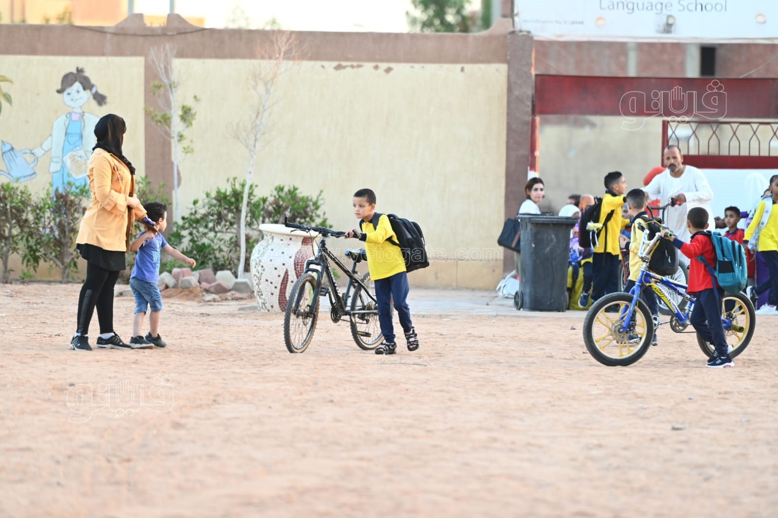 توافد الطلاب على المدراس (1)