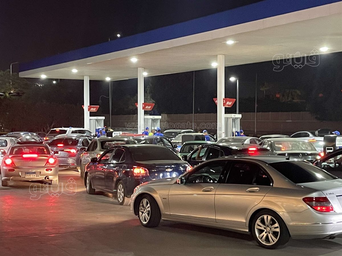 ازدحام غير مسبوق على محطات الوقود (4)
