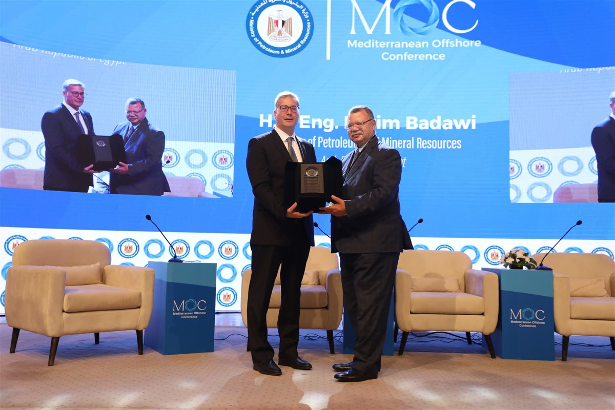 بدوي يكرم حمدي عبدالعزيز