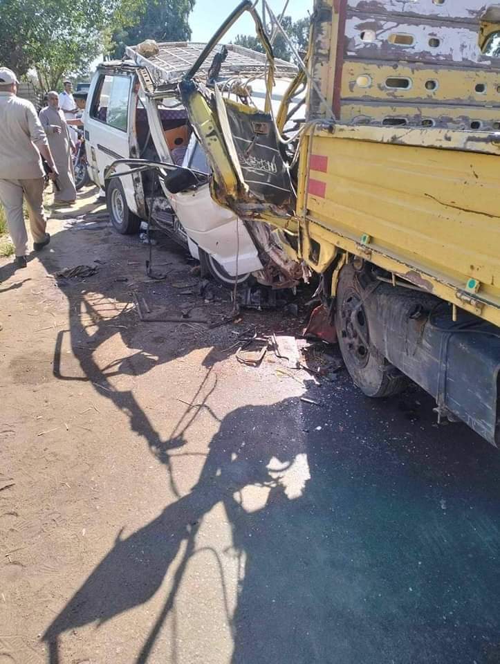 توفي أربعة أشخاص وأصيب 12 آخرون في حادث مروع وقع على طريق