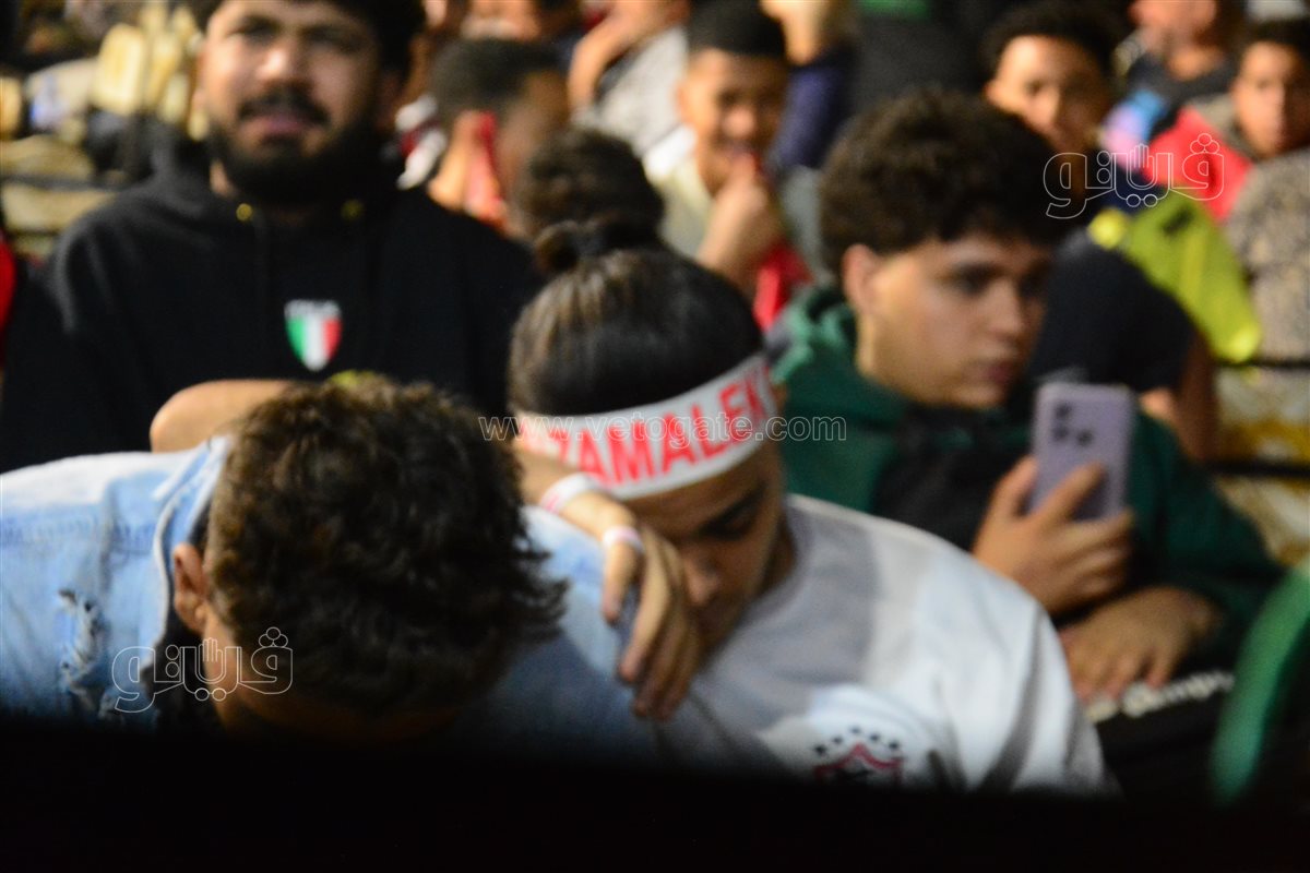  بكاء وحزن الزملكاوية وسط فرحة جماهير الأهلي (4)