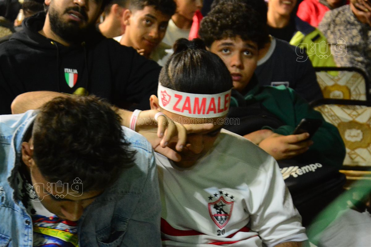  بكاء وحزن الزملكاوية وسط فرحة جماهير الأهلي (12)