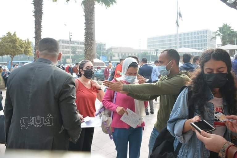 تطبيق جامعة القاهرة قرار منع الطلاب غير المطعمين بلقاح كورونا (35)