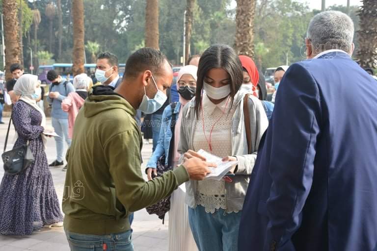 تطبيق جامعة القاهرة قرار منع الطلاب غير المطعمين بلقاح كورونا (49)