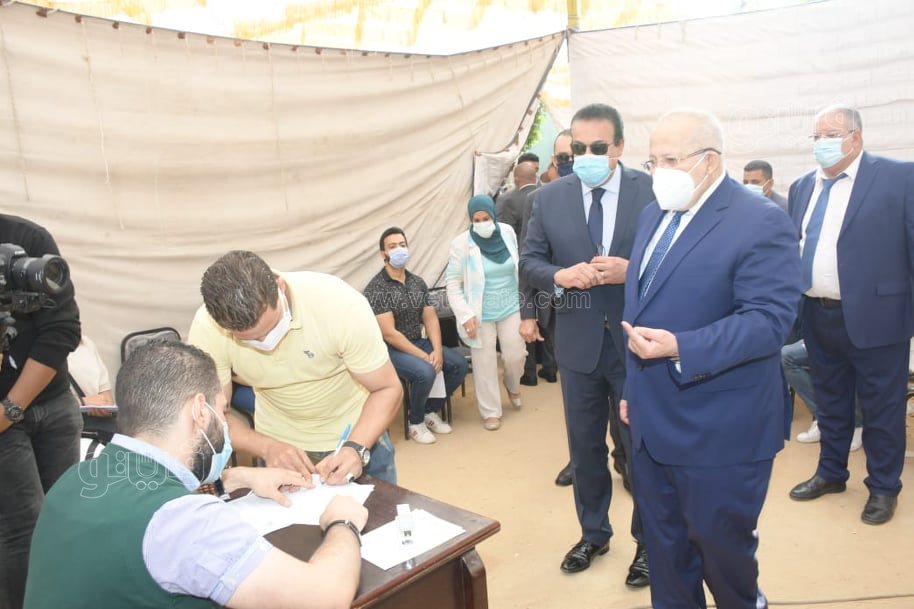 وزير التعليم العالي يتفقد إجراءات منع دخول غير المطعمين بلقاح كورونا بجامعة القاهرة (1)