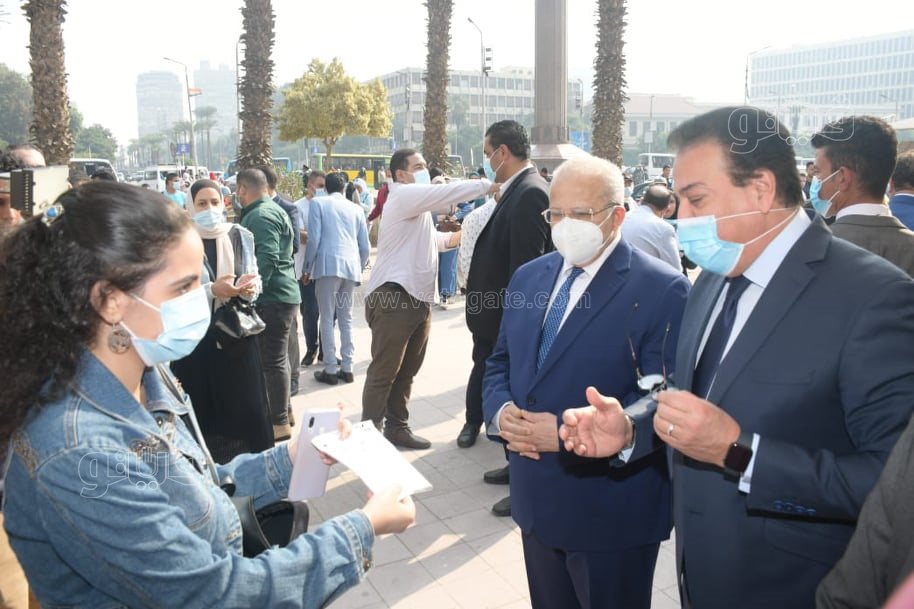 وزير التعليم العالي يتفقد إجراءات منع دخول غير المطعمين بلقاح كورونا بجامعة القاهرة (3)