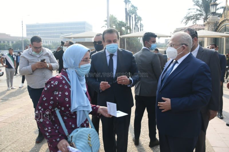 وزير التعليم العالي يتفقد إجراءات منع دخول غير المطعمين بلقاح كورونا بجامعة القاهرة (4)