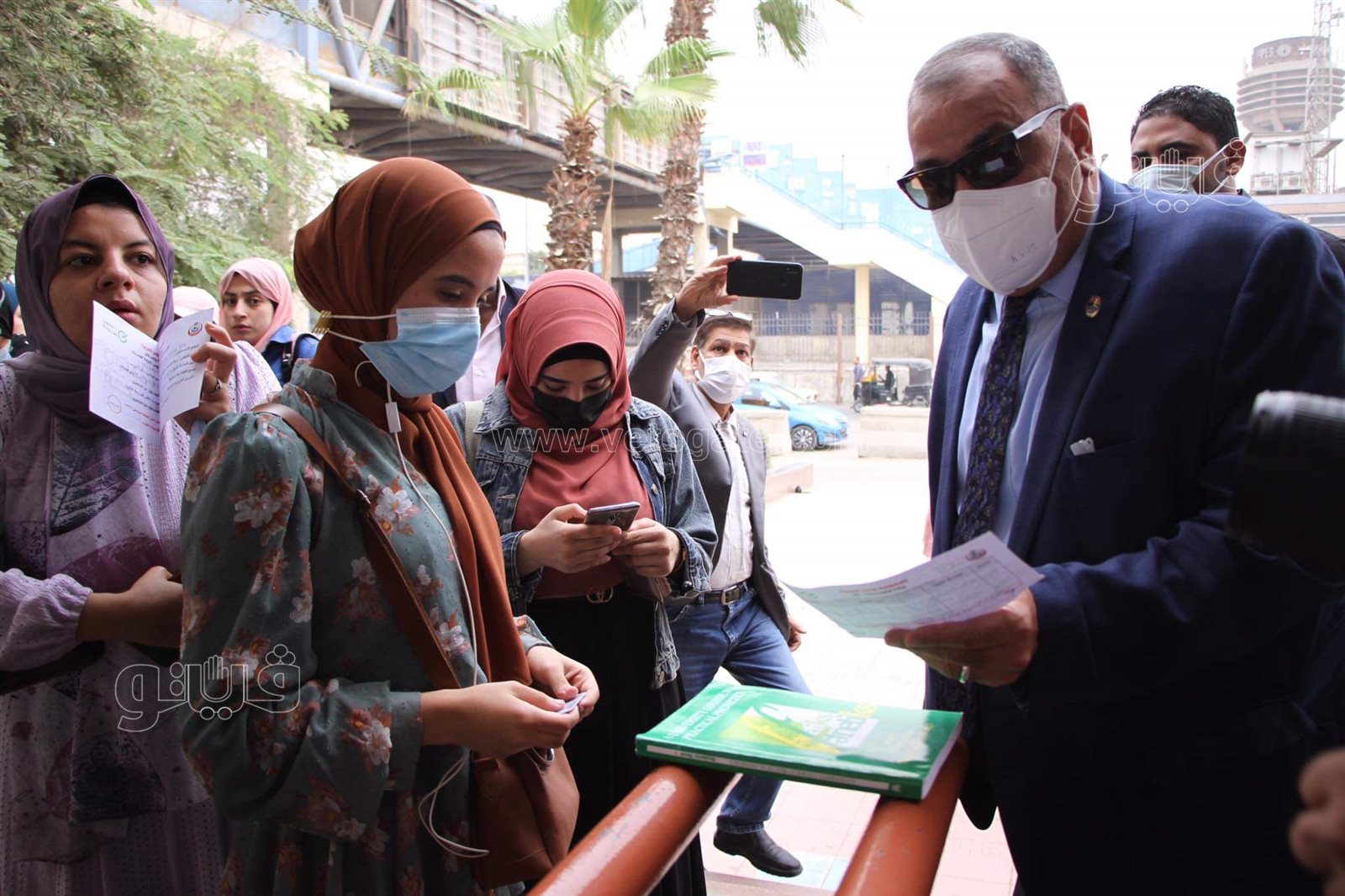 إجراءات مشددة بجامعة حلوان في ثاني أيام منع غير المطعمين من الدخول (5)