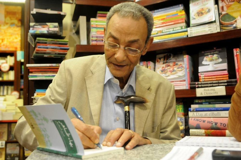 الأديب بهاء طاهر فى مكتبه