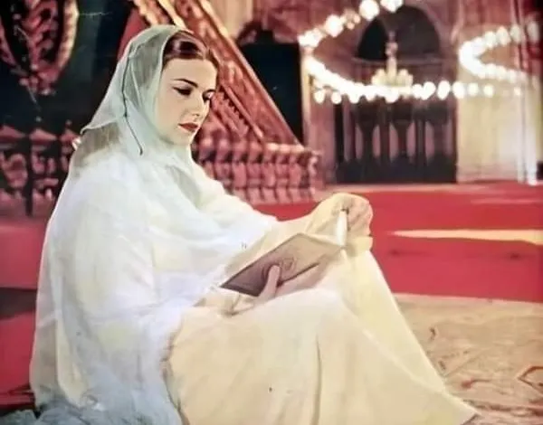 تعلمت مريم فخر الدين الصلاة فى الخمسين