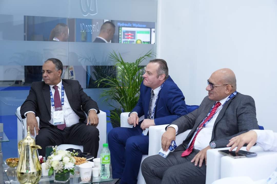 رئيس هيئة البترول أثناء اللقاءات