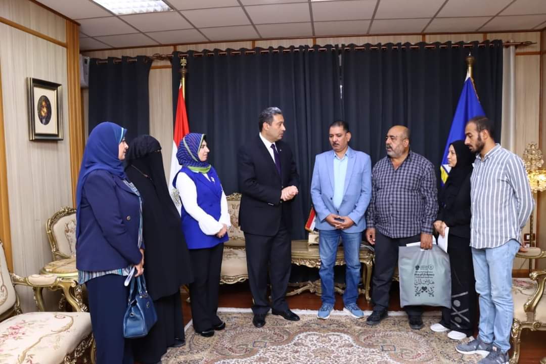 محافظ دمياط يُسلم رحلة العمرة لوالدى الطالبة الفقيدة ميرنا الجنيدي