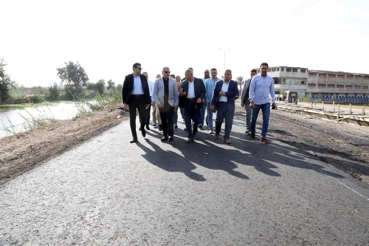 المحافظ يتفقد اعمال الرصف -فيتو&nbsp;