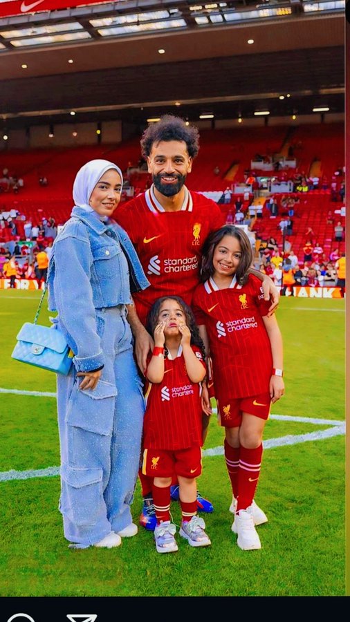 محمد صلاح مع زوجته وابنتاه في الملعب، فيتو