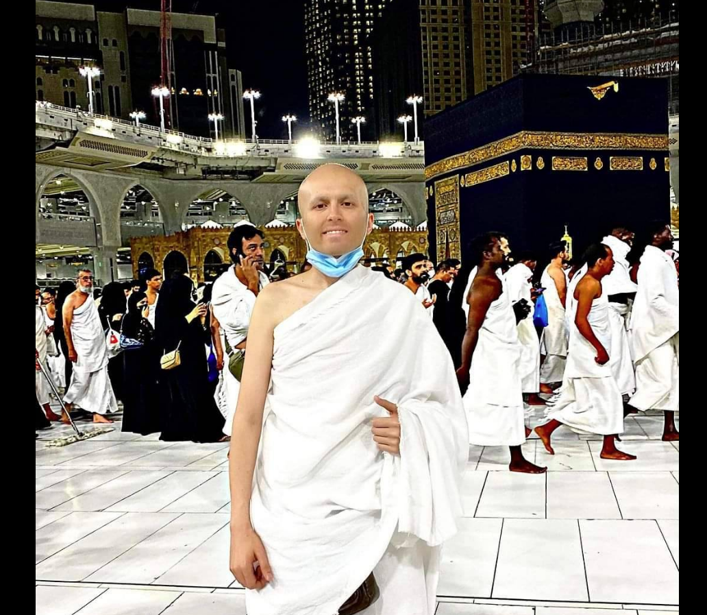 زيارة أيمن العلي لبيت الله الحرام، فيتو