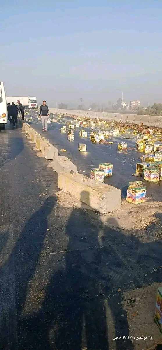 سمن علي الطريق..انقلاب سيارة محملة بعلب السمن بالطريق الاقليمى،فيتو1