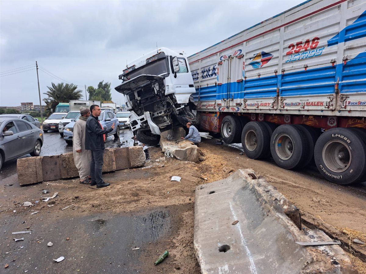 دخول سيارة نقل في البلدورات علي الطريق بالقليوبية،فيتو