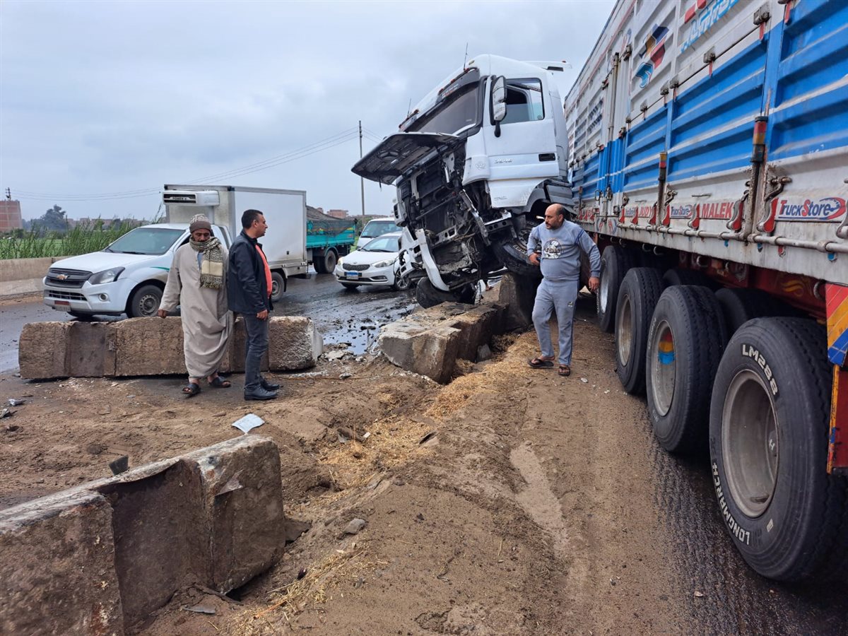 دخول سيارة نقل في البلدورات علي الطريق بالقليوبية،فيتو