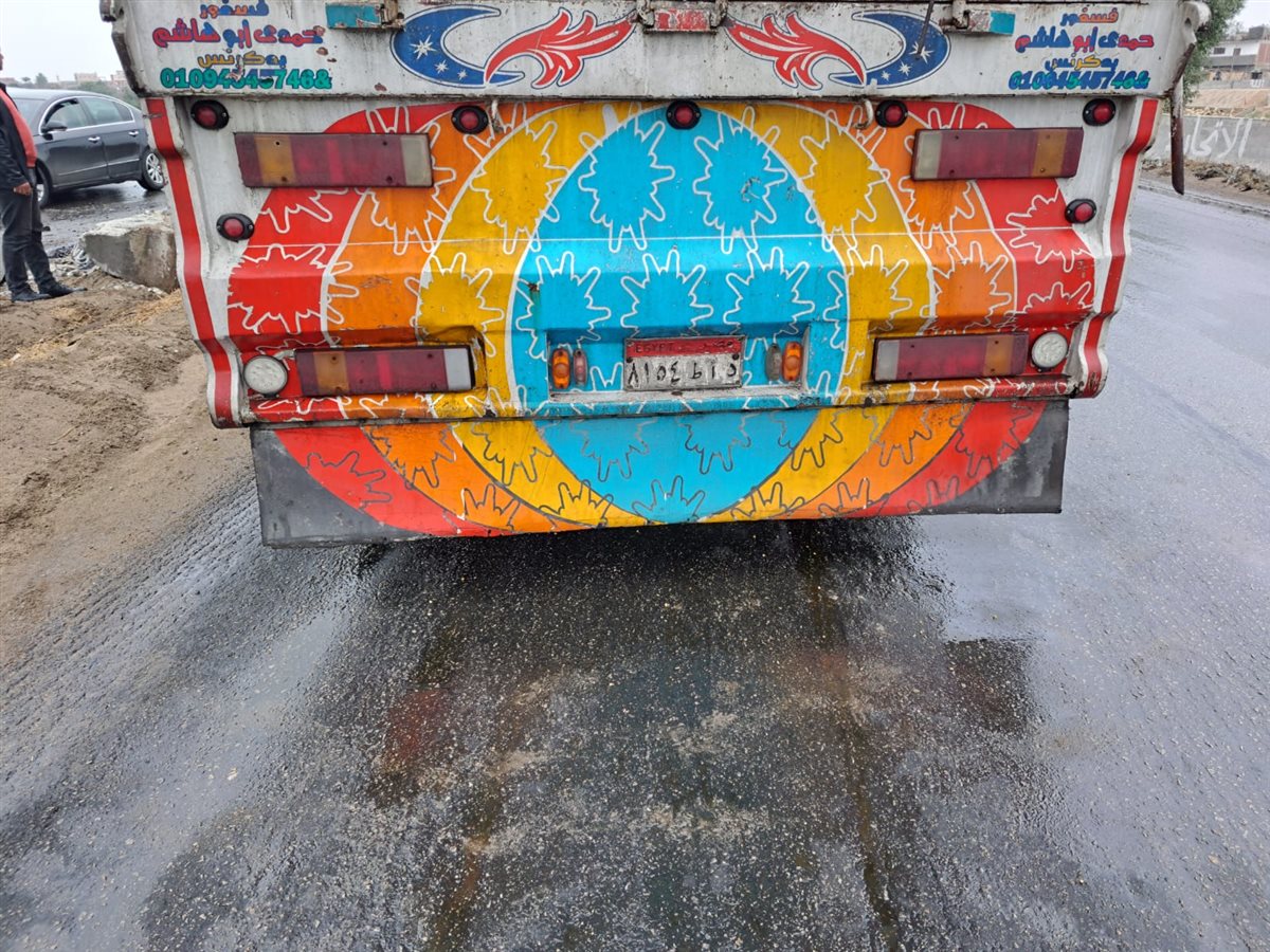 دخول سيارة نقل في البلدورات علي الطريق بالقليوبية،فيتو