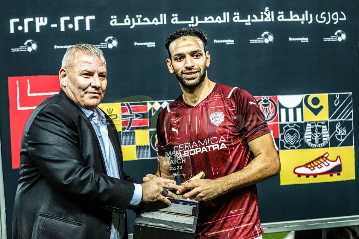 ماج موسى يسلم جائة رجل المباراة لميدو جابر، فيتو