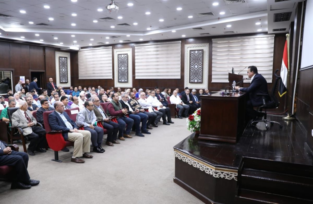 لقاء وزير الصحة باطباء معهد القلب القومي